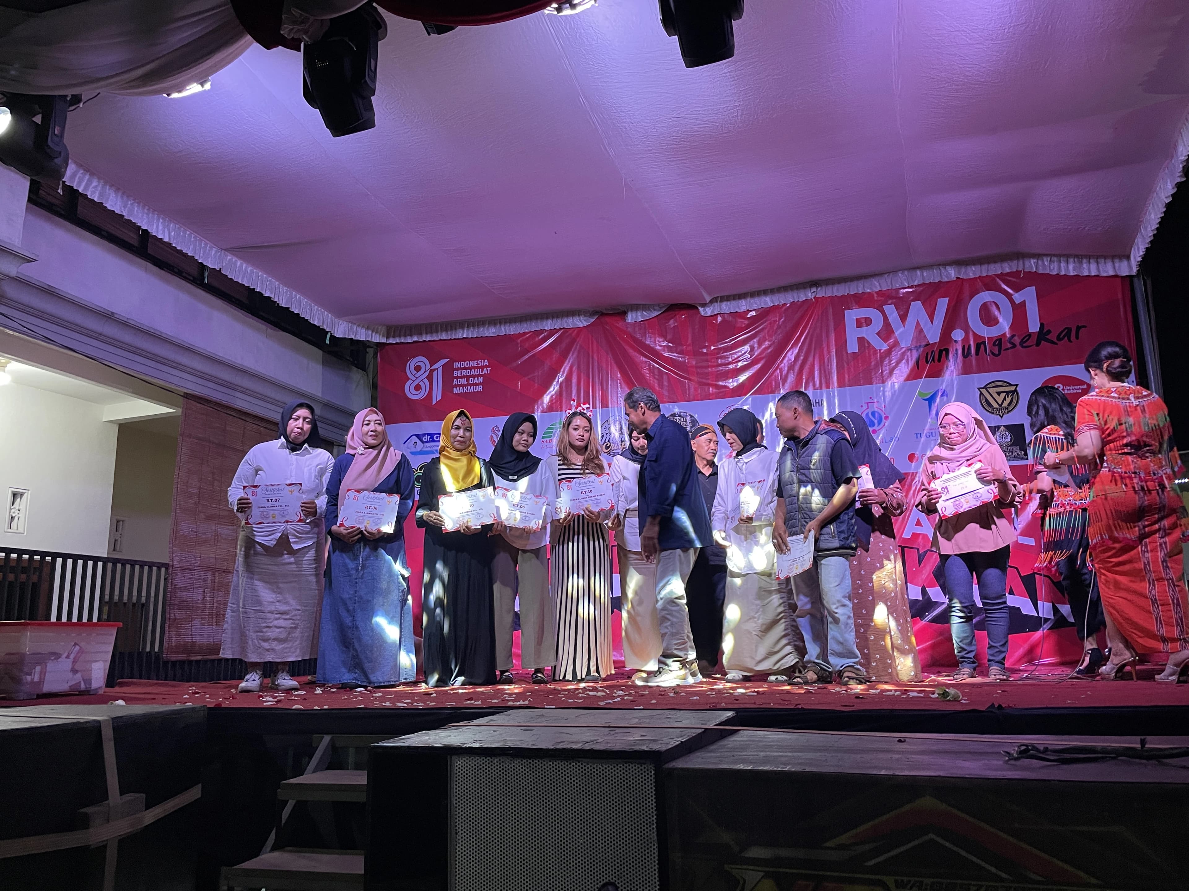 Momen penyerahan piagam dan hadiah kepada para pemenang lomba pada Panggung Puncak Semarak Kemerdekaan RI RW 01 Mbesuk Ambyaar.