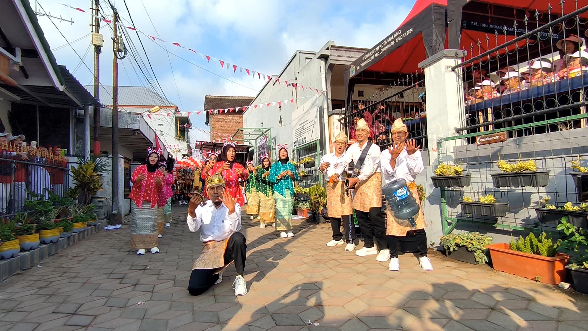 Kontingen warga RW 01 menunjukkan totalitas dan kekompakan saat membawakan yel-yel kreatif pada rangkaian kegiatan warga di lingkungan Kelurahan Tunjungsekar.