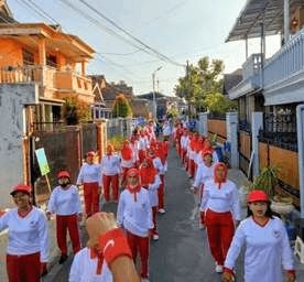 Pelaksanaan senam bersama warga oleh Klub Jantung Sehat (KJS) RW 01.