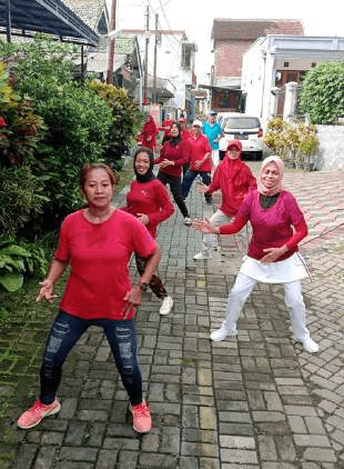 Semangat ibu-ibu warga RW 01 mengikuti kegiatan senam keliling antar-RT.