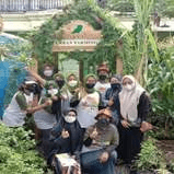 Kegiatan panen sayur dan perawatan tanaman pada area Urban Farming RW 01.
